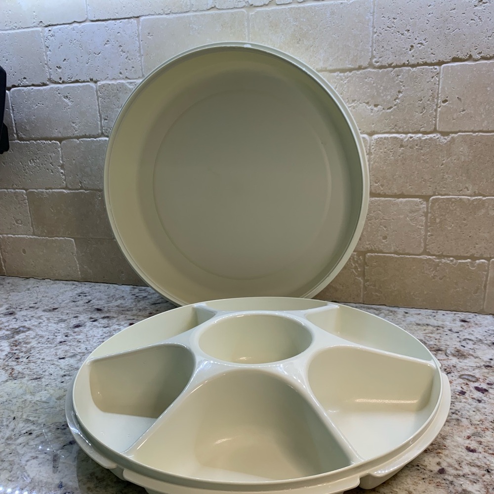 Tupperware vegetable and dip tray with lid